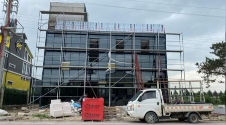 Akıma kapılan işçi 3'üncü kattan düştü