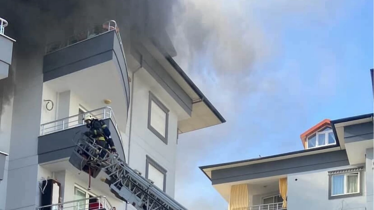 Alanya'da 5 katlı binada korkutan yangın