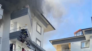 Alanya'da 5 katlı binada korkutan yangın