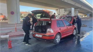 Alev alan LPG'li otomobile ilk mdahaleyi polis ekibi yapt