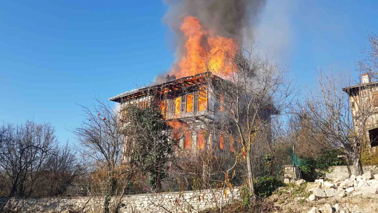 Alevlere teslim olan 350 y�ll�k konaktan geriye harabesi kald�