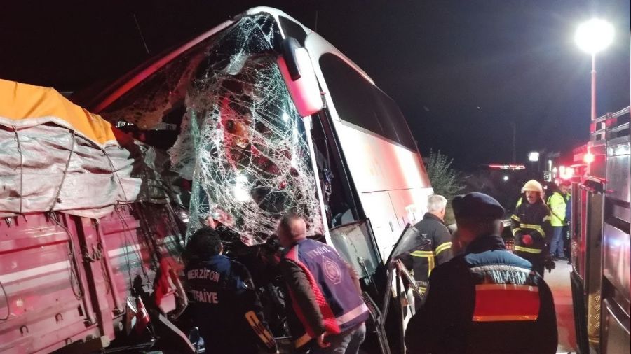 Amasya'da yolcu otobüsü ile kamyon çarpıştı