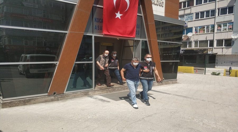 'Amca yele�in kirlenmi�' diyerek 40 bin liras�n� �ald�lar