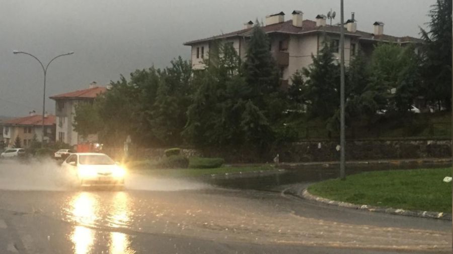 Aniden ba�layan ya�mur zor anlar ya�att�