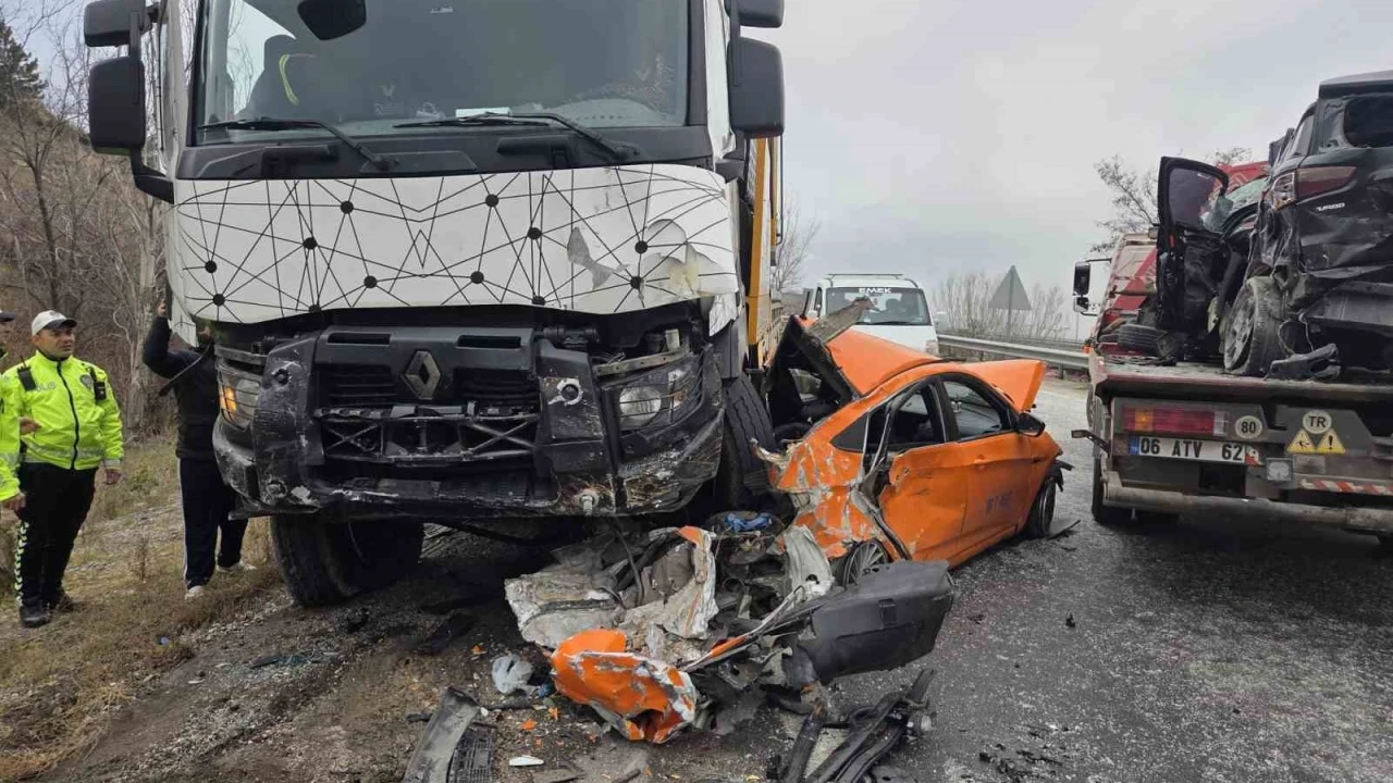 Ankara'da 6 ara�l� zincirleme kaza: 5 yaral�