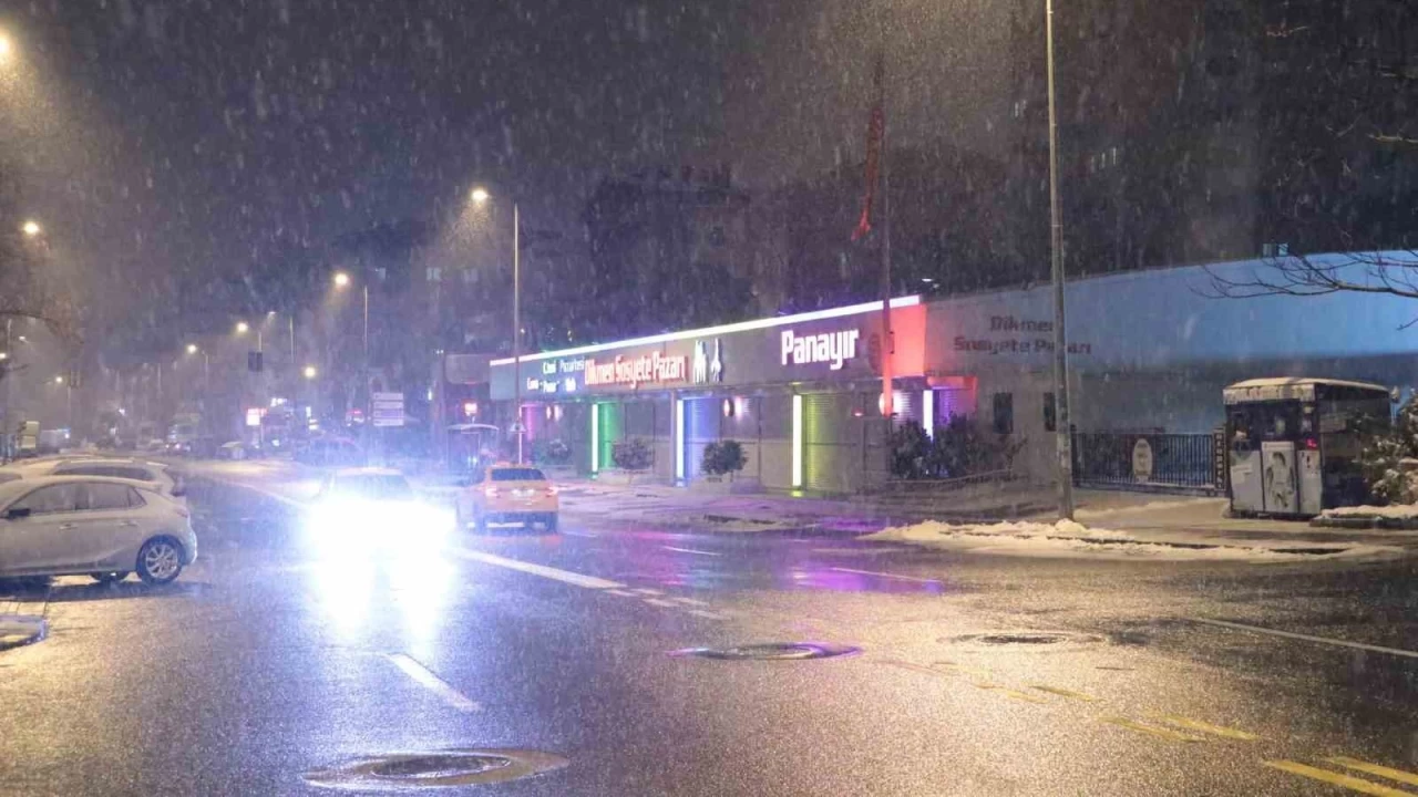 Ankara'da kar yağışı gece boyu devam etti