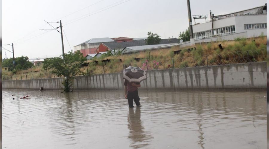 Ankara'da sel sokaklar� kapatt�