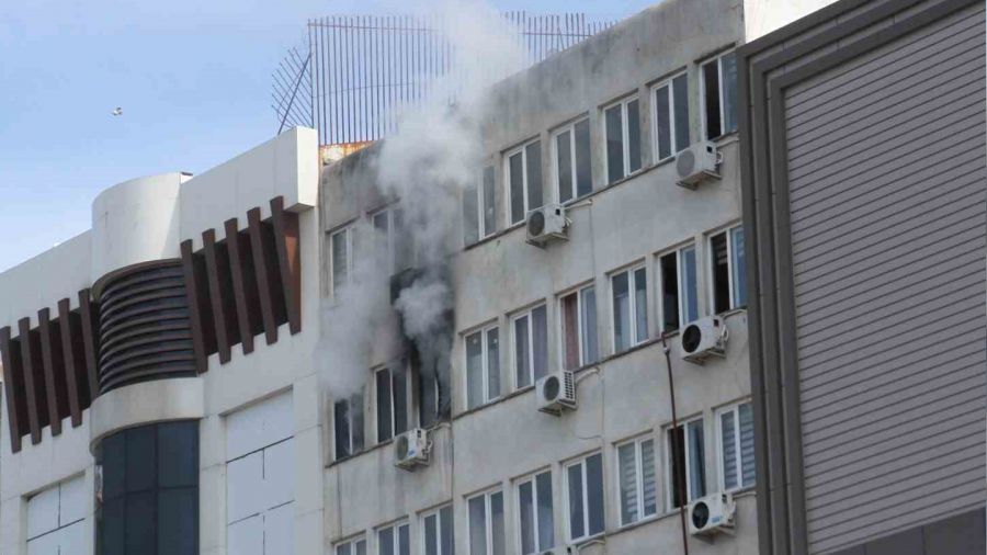 Antalya'da 7 katlı apartmanda çıkan yangın korkuttu