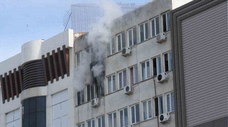 Antalya'da 7 katlı apartmanda çıkan yangın korkuttu