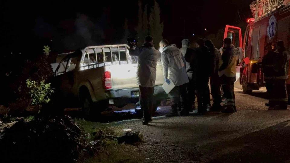 Antalya'da ara� i�inde yanm�� ceset bulundu