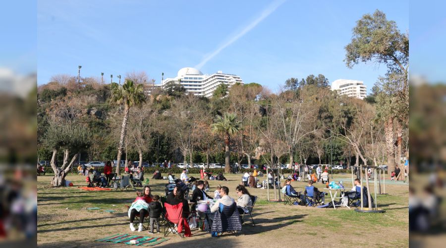 Antalya'da s�cakl�klar yaz mevsimini aratm�yor