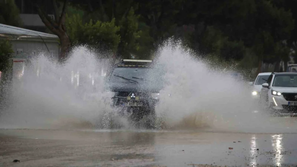 Antalya'da şiddetli yağış hayatı olumsuz etkiledi