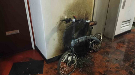 Apartmandaki elektrikli bisikletin bataryas patlad