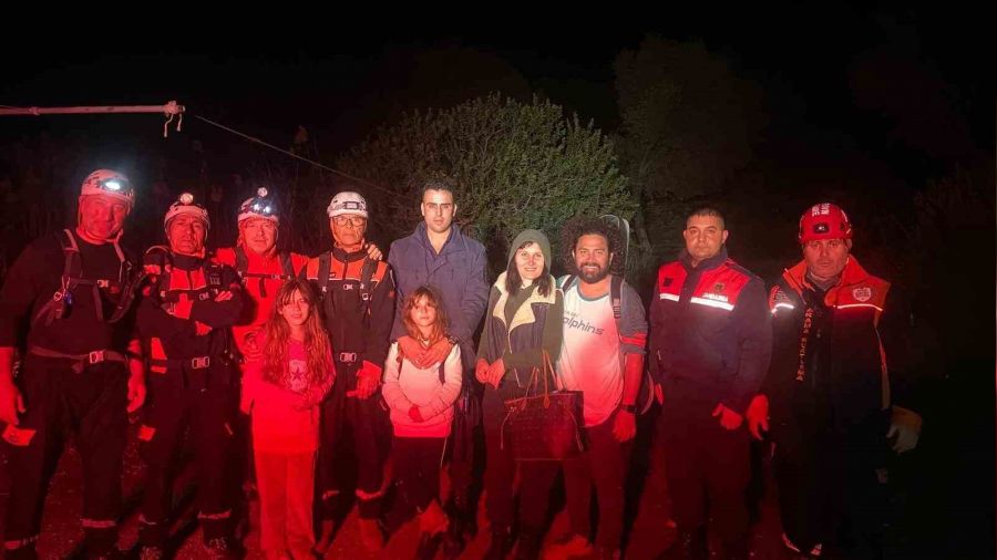 Arazide kaybolan 2'si çocuk 4 İngiliz vatandaşı kurtarıldı