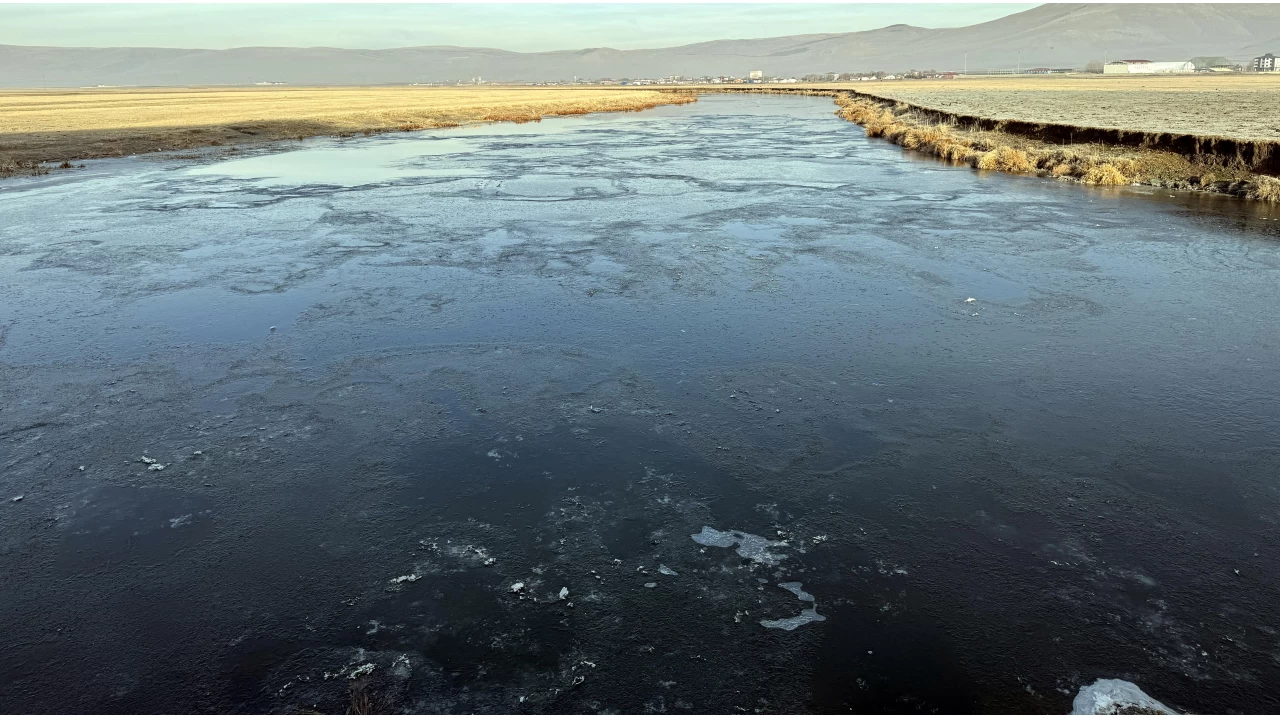 Ardahan'da Kura Nehri'nin yüzeyi buz tuttu