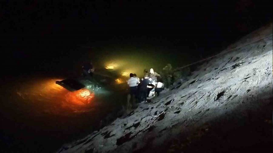 Artvin'de �oruh Nehri'ne d��en ara�tan sa� ��kt�lar