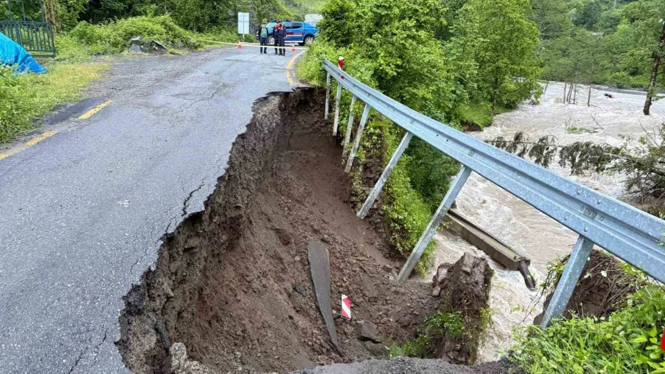 Artvin'de dere ta�t�: 5 k�y�n ula��m�n� sa�layan yol hasar g�rd�