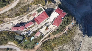 Artvin'de kaya kopması paniğe neden oldu: İki lise tahliye edildi