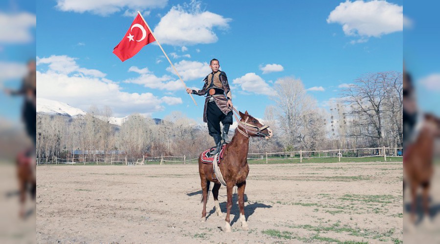 'Ata Yurdu'nda geleneklerini yaatyorlar