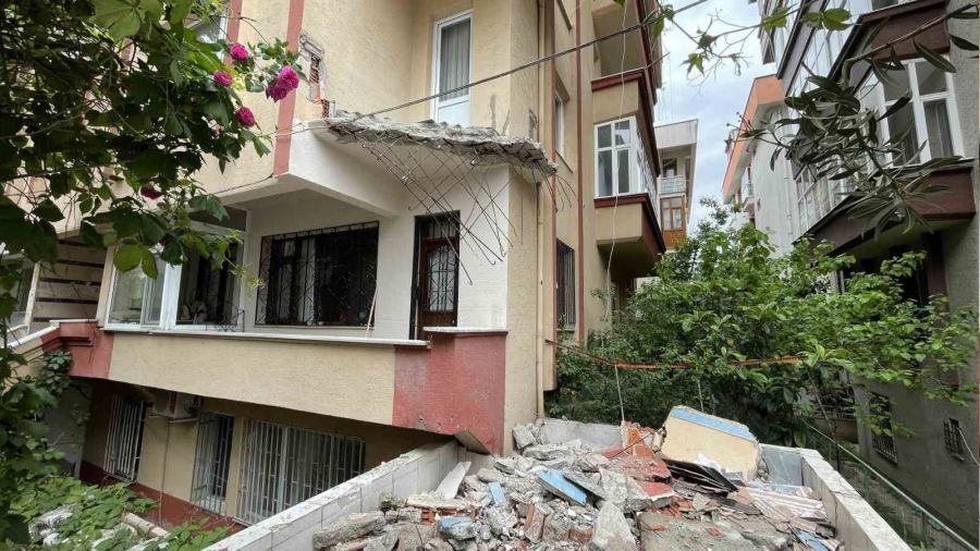 Avcılar'da balkonu çöken 36 yıllık bina tahliye edildi