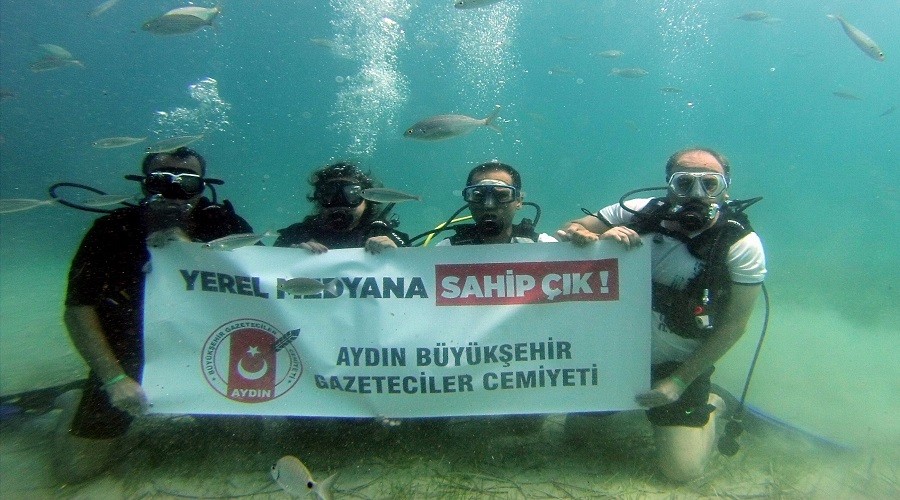 Ayd�nl� gazetecilerin sesleri su alt�nda bile g�r