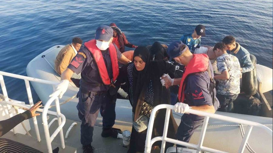 Ayvalık'ta 56 kaçak göçmen yakalandı