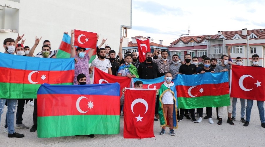 Azerbaycanl� ��renciler "Karaba�" i�in y�r�d�