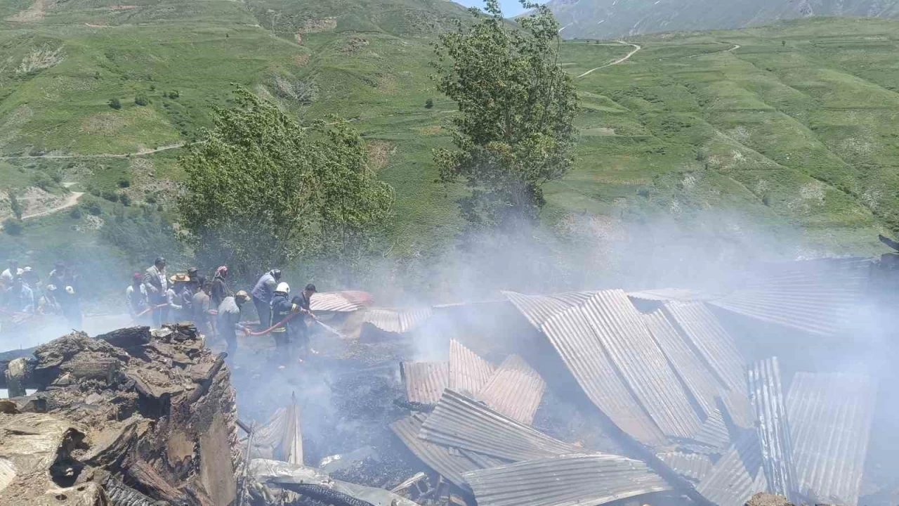 Bahçesaray'da ev yangını: 14 yaşındaki çocuk hayatını kaybetti