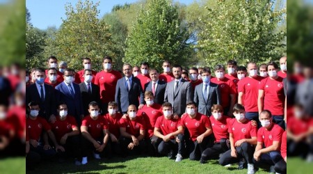 Bakan Kasapoğlu güreşçilere yeni bir merkezi müjdeledi