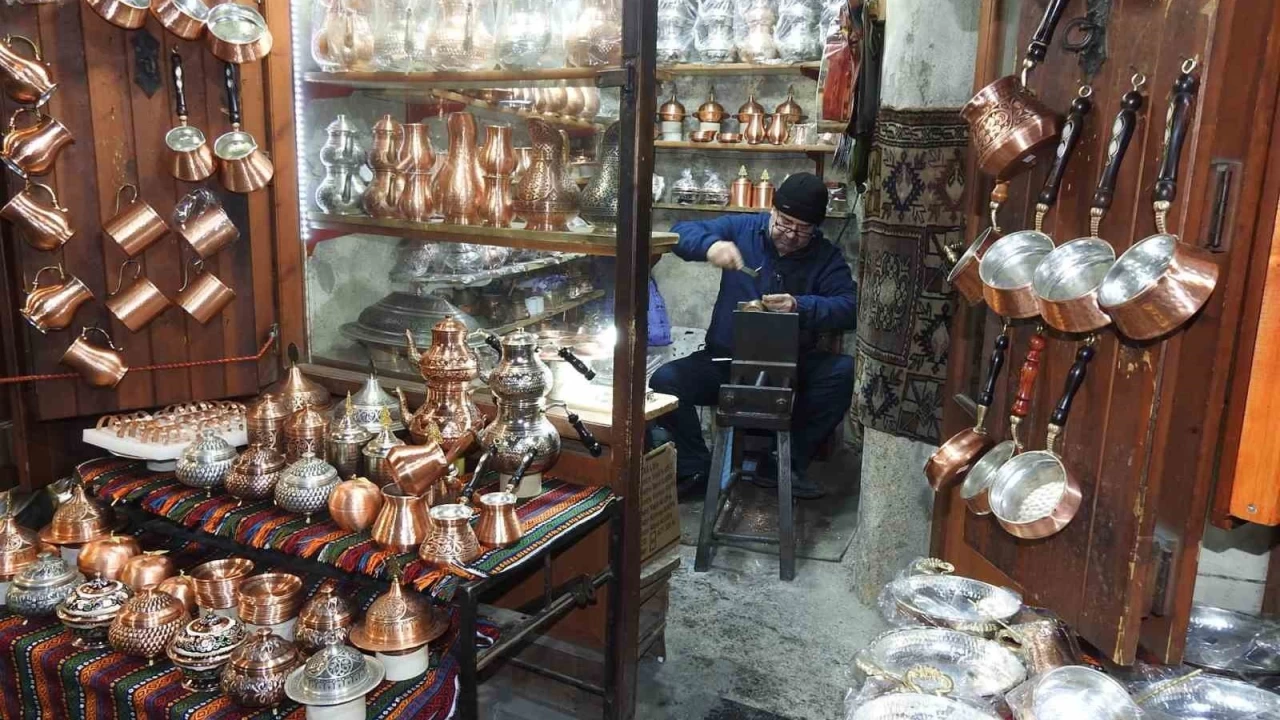 Bakırdan çıkan sesle huzur buluyorlar
