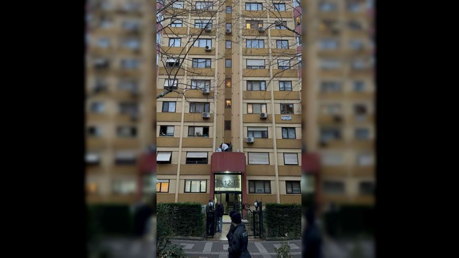 Bak�rk�y'de 64 ya��ndaki kad�n 12'nci kattan d��t�