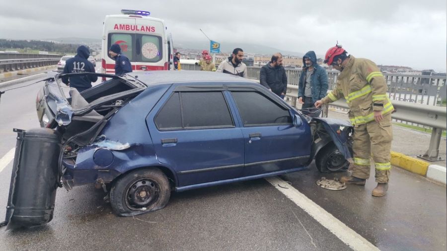 Band�rma'da trafik kazas�nda arac�n motoru 25 metre u�tu