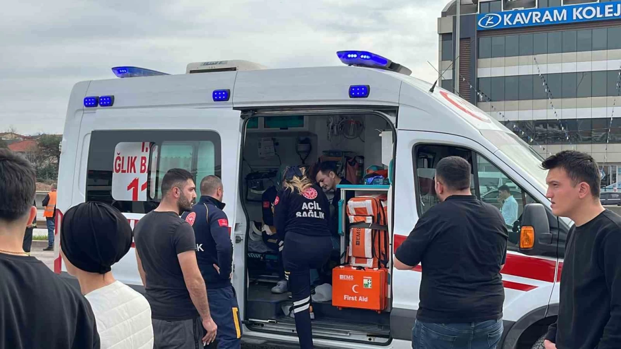 Bariyeri a�an otomobil D-100'den caddeye u�tu : 2 yaral�