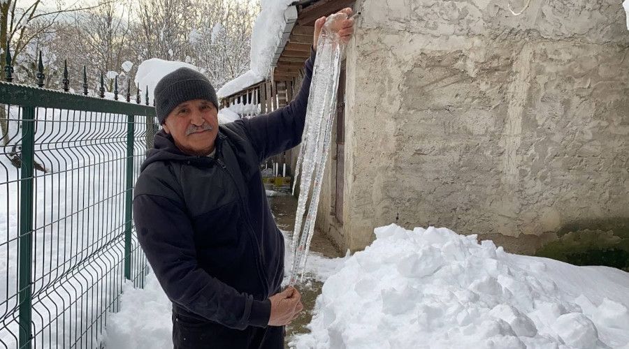 Bartın'da bir metrelik buz sarkıtları oluştu