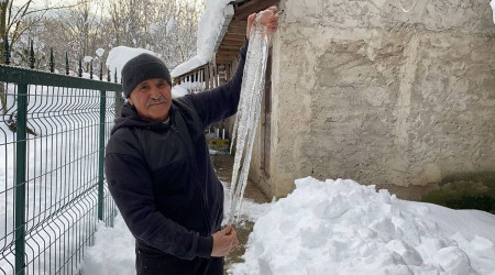 Bartın'da bir metrelik buz sarkıtları oluştu