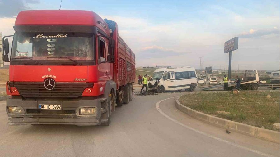 Ba�kentte i��ileri servisi kamyonla �arp��t�: 10 yaral�