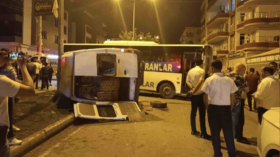 Batman'da belediye otobüsü ve minibüs çarpıştı