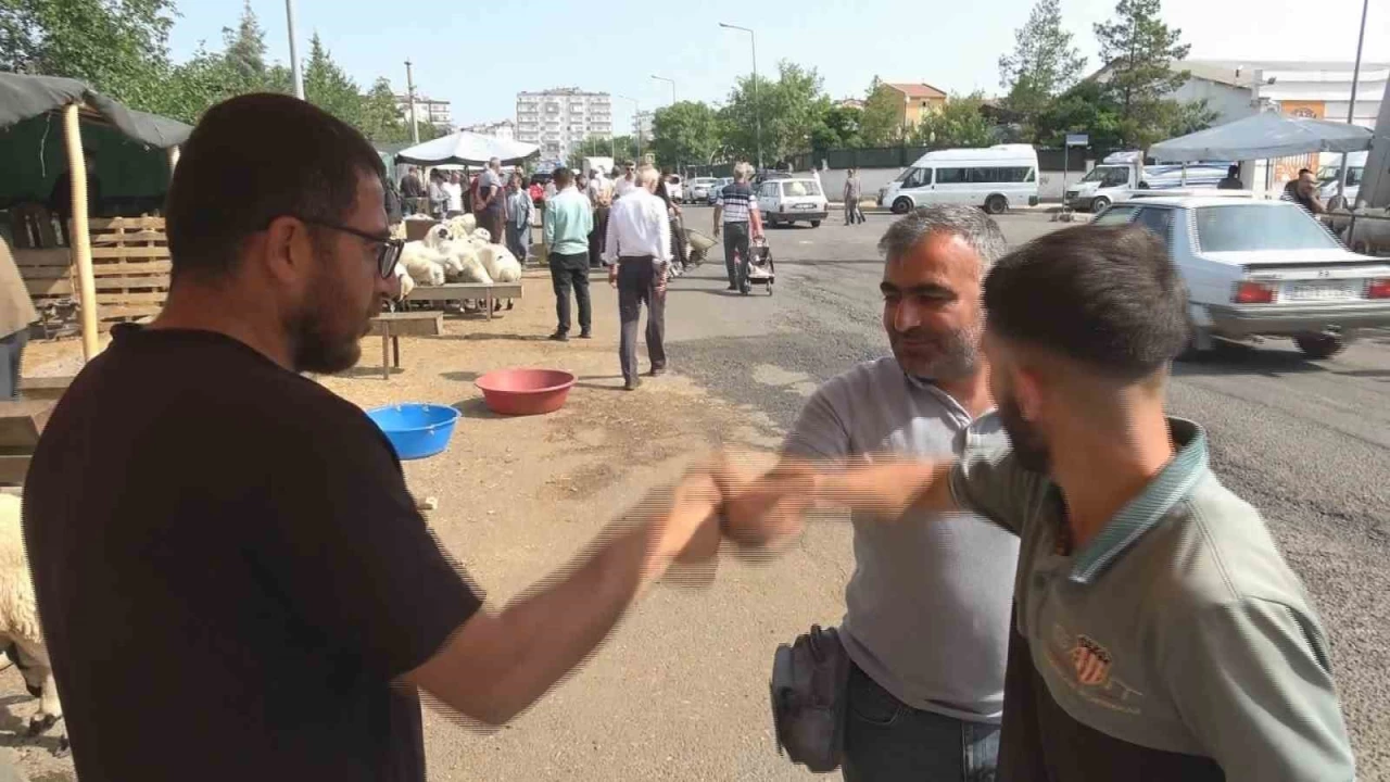 Bayram�n ikinci g�n�nde kurban pazarlar�nda yo�unluk devam ediyor