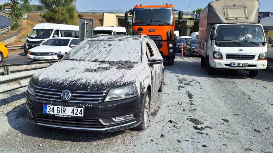 Beton harcı otomobilin üzerine döküldü