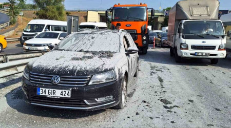 Beton harcı otomobilin üzerine döküldü