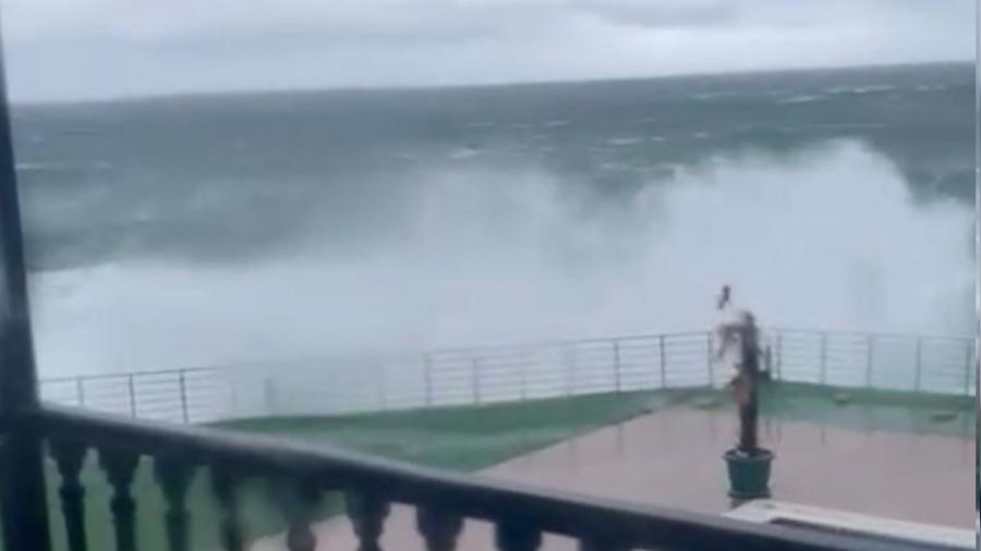 Beykoz'da metrelerce yükselen dalgaların kıyıya vurması kamerada