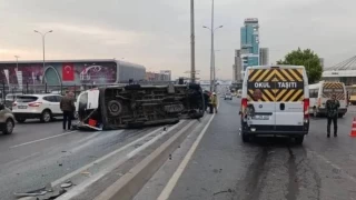 Beylikdüzü E-5'te işçi servisi devrildi: 13 yaralı