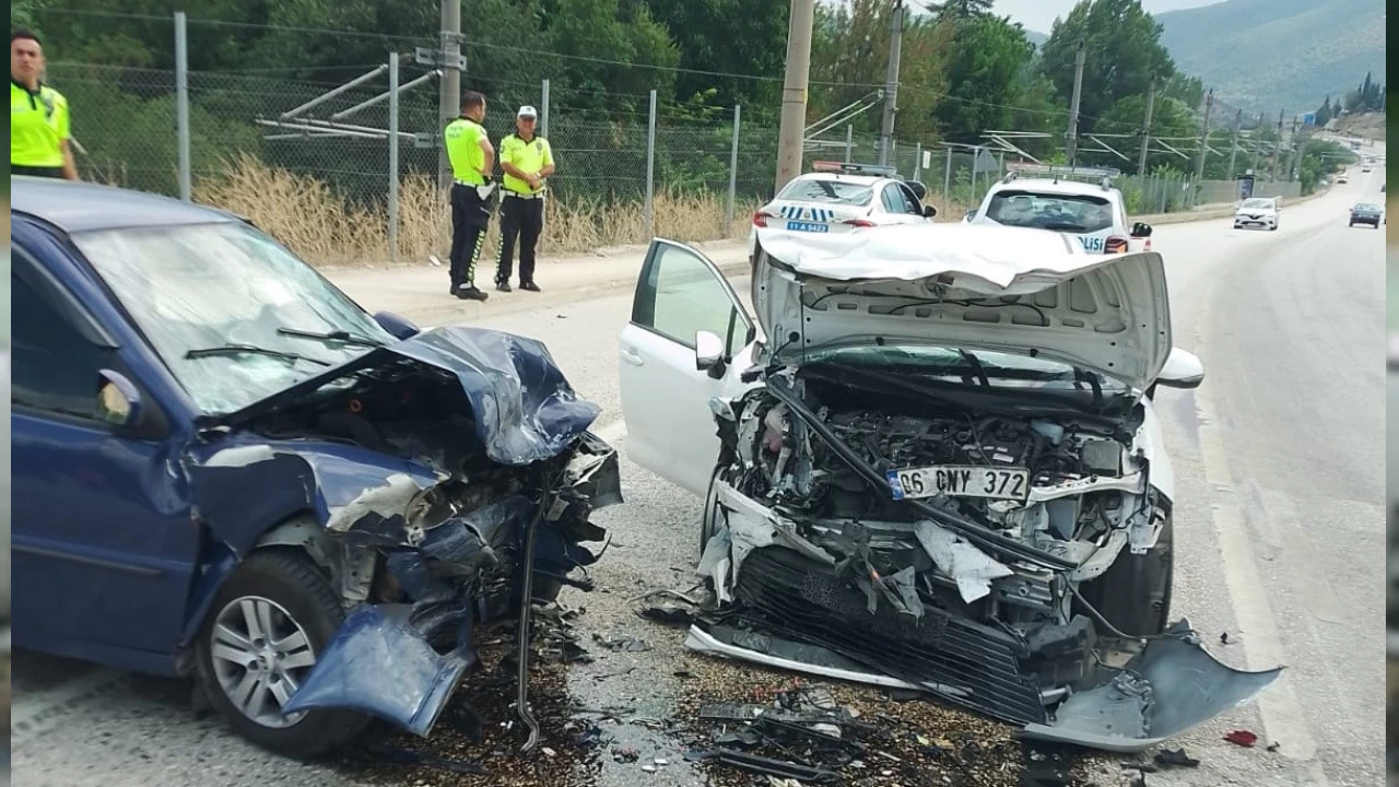 Bilecik'te 2 otomobil kafa kafaya �arp��t�: 1 �l�, 2 yaral�