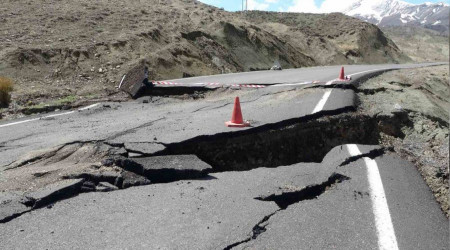 Bingöl'de heyelan: Yarıklar oluştu, yol kapandı
