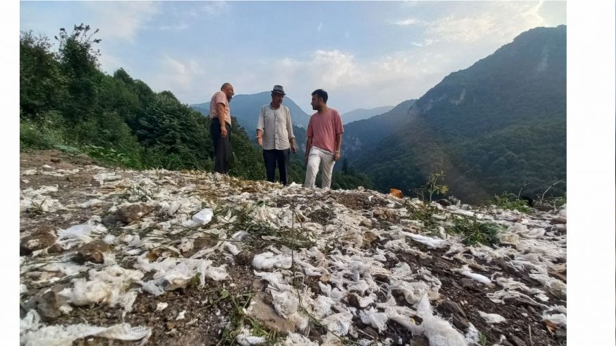 Bir kamyon dolusu t�bbi at��� do�aya att�lar