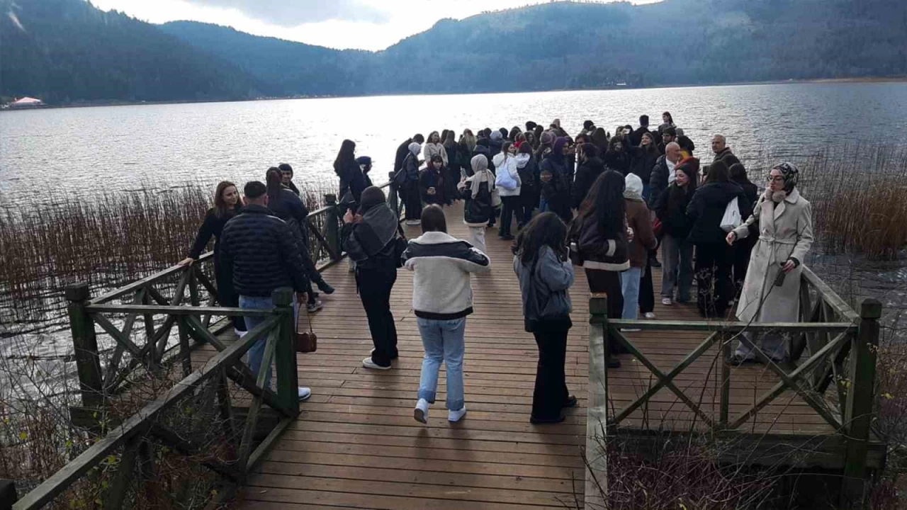 Bolu'nun doa harikas Abant Gl'ne ziyareti akn