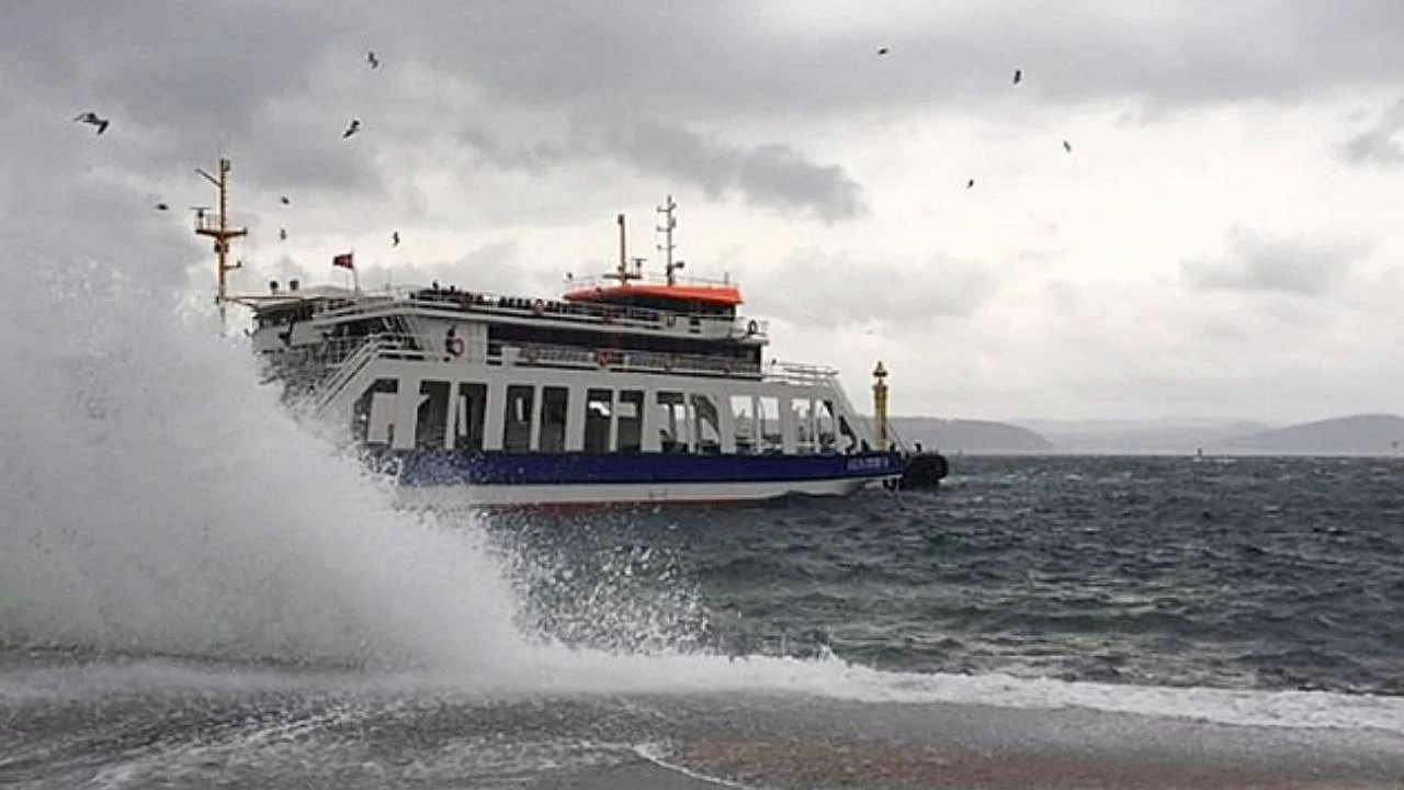 Bozcaada ve G�k�eada feribot seferlerine f�rt�na engeli
