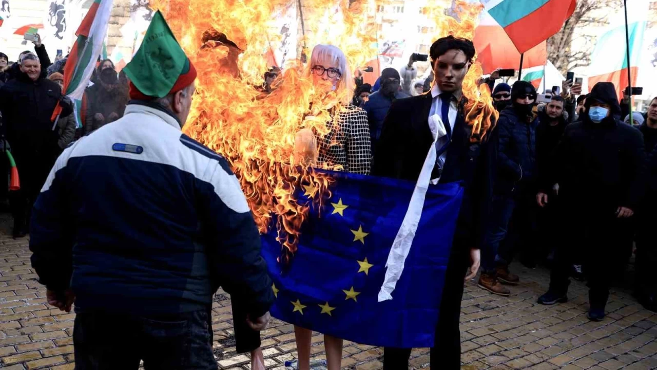 Bulgaristan'da 'Euro' karşıtları AB binasına girmeye çalıştı