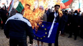 Bulgaristan'da 'Euro' karşıtları AB binasına girmeye çalıştı
