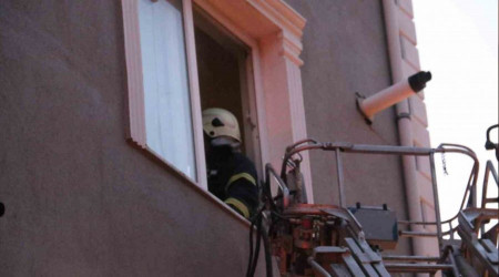 Burdur'da ocakta unutulan yemek evi yakıyordu, 2 kişi dumandan etkilendi